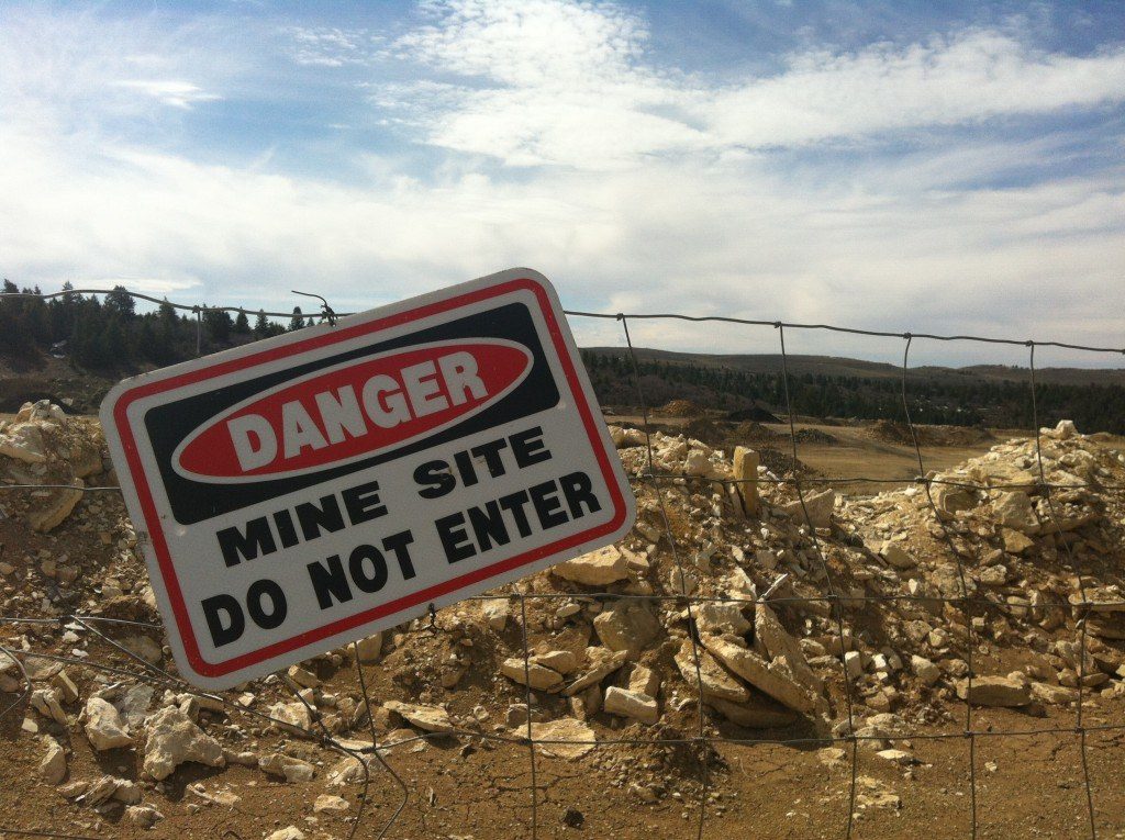 La fosse d'essai de la mine à ciel ouvert de sables bitumineux de PR Springs se trouve dans le bassin versant de la rivière Green, un affluent du Colorado. L'État de l'Utah n'a aucun plan en place pour faire face à la pollution de la mine si elle atteint les sources voisines. Photo de Lauren Wood.