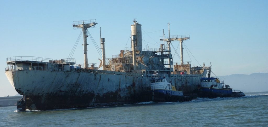 À la suite de San Francisco Baykeeperaction en justice, les navires dans les pires conditions ont été enlevés en premier.