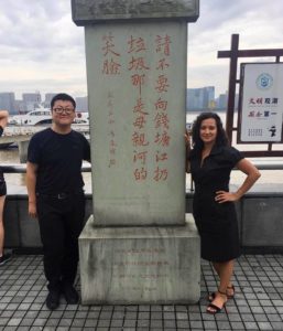 Waterkeeper Alliance La directora de reclutamiento, Sharon Khan, visitó el monumento erigido en honor al fundador del río Qiantang Waterkeeper - con la superestrella Xin Hao, río Qiantang Waterkeeper.