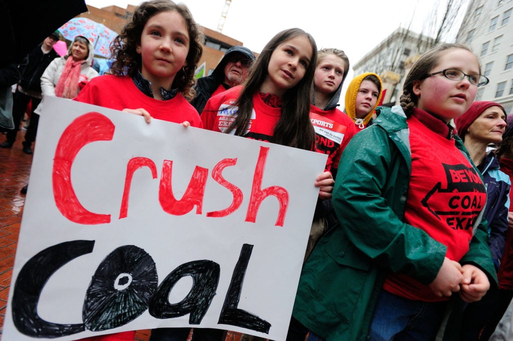 Des enfants tiennent une pancarte lors d'une manifestation à Portland contre les propositions d'exportation de charbon vers l'Asie à partir de terminaux dans le nord-ouest du Pacifique. (Photo par: Alex Milan Tracy)
