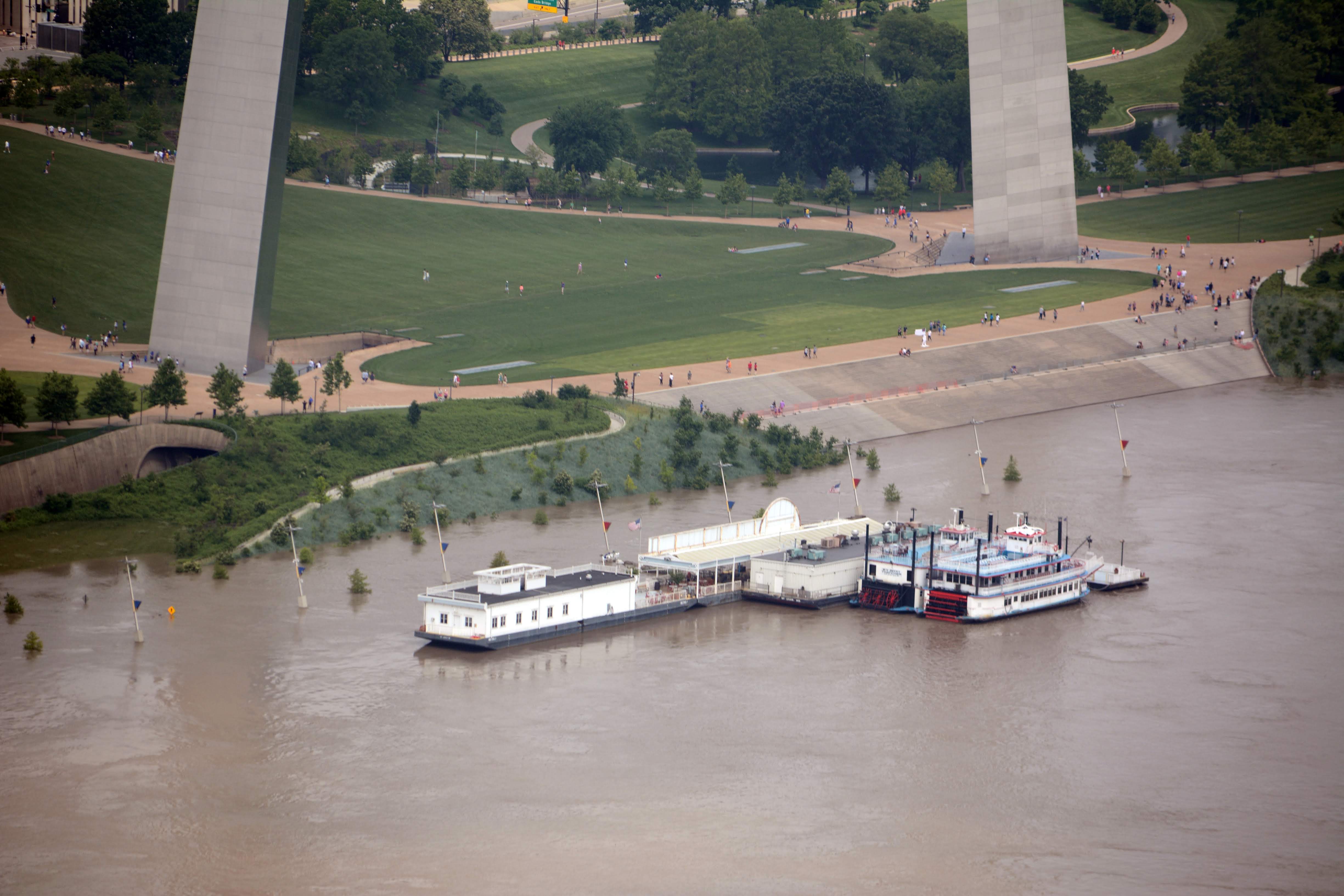 Río Mississippi en el arco Saint Louis Gateway | Foto tomada el 2 de junio de 2019 por Tom Peterson