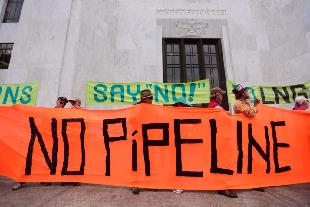 Des citoyens d'un océan à l'autre descendent dans la rue pour lutter contre les pipelines qui nuiront à leurs collectivités. Ici, les habitants se rassemblent contre un gazoduc de GNL au Capitole de l'État de l'Oregon.