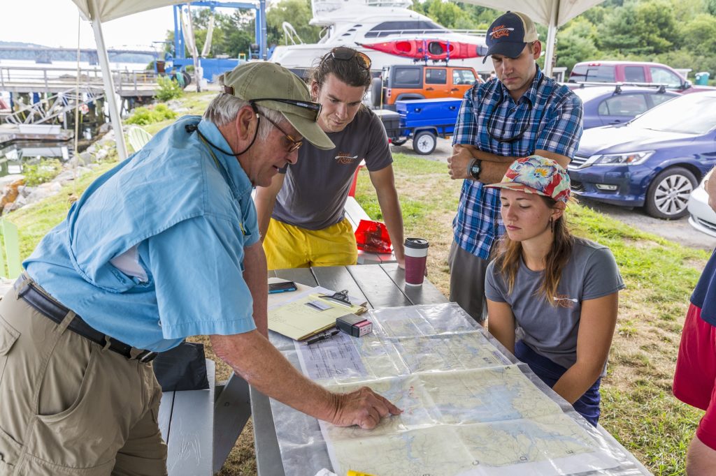 Great Bay waterkeeper Jeff Barnum de la Conservation Law Foundation, s'adresse aux bénévoles avant le nettoyage de Great Bay le 16 août 2016. Newington, New Hampshire.