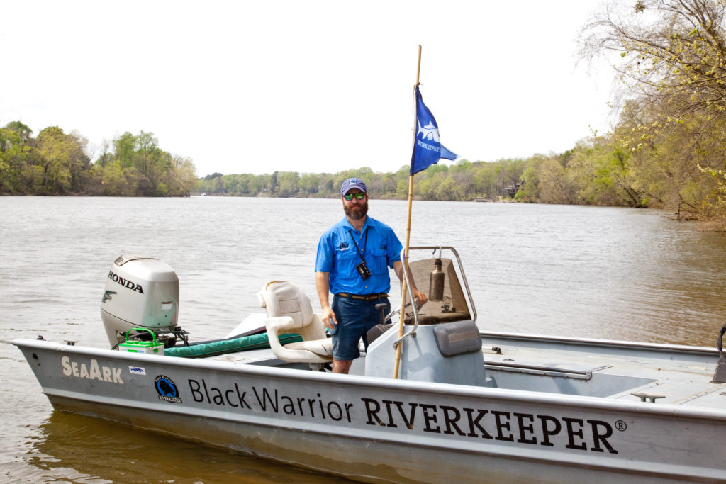 Black Warrior Riverkeeper Nelson Brooke dans son bateau de patrouille.