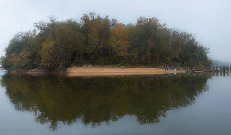 L'île Brickyard, à l'extrémité inférieure de la rivière Apalachicola, marque l'extrémité supérieure de l'influence des marées sur la rivière et est l'emplacement du débitmètre le plus en aval, qui surveille le débit d'eau douce réel qui atteint la baie d'Apalachicola à partir de l'ensemble du bassin d'ACF.