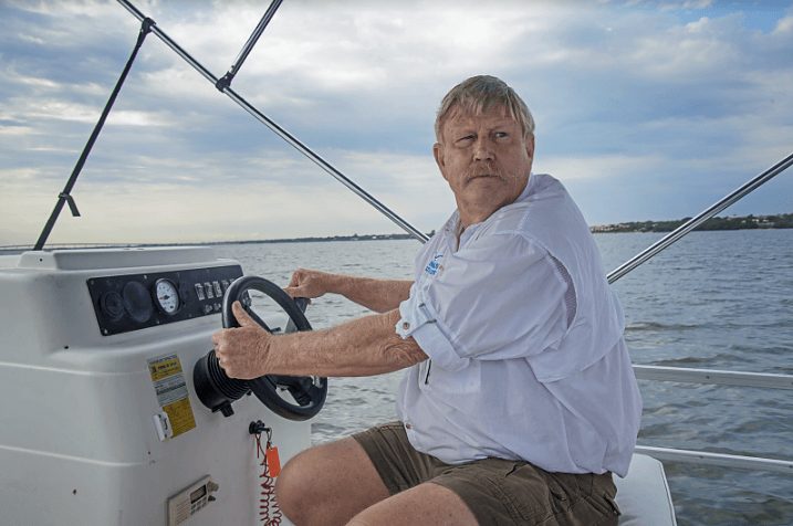 Marty Baum conduisant un bateau en Floride.