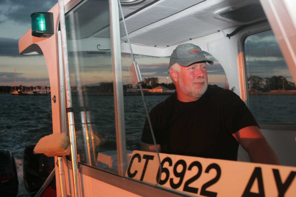 Terry Becker conduisant un bateau au crépuscule
