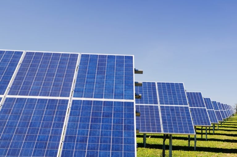 paneles de paneles solares azules infraestructura verde