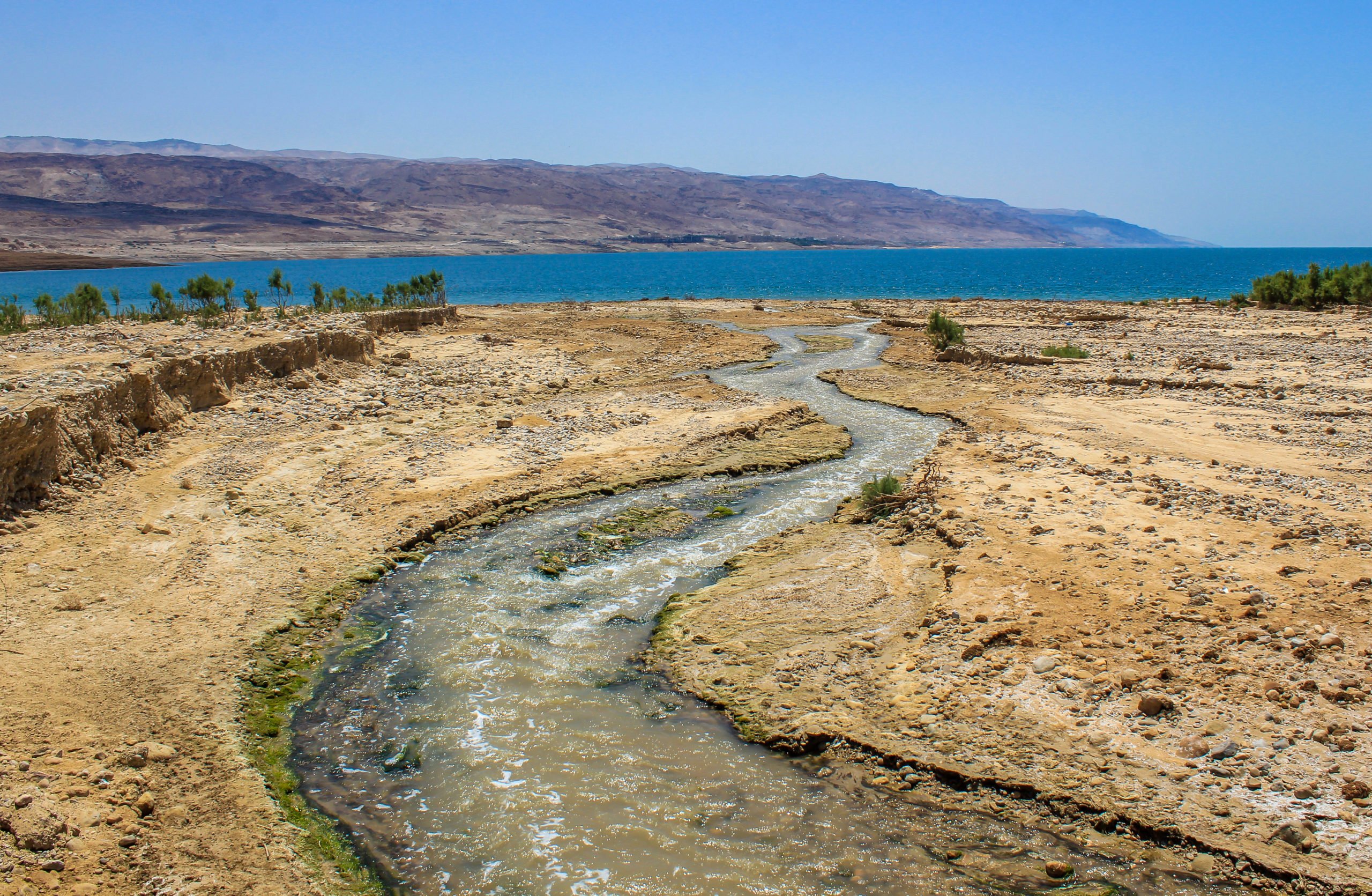 Пересыхающие реки и озера. Река Иордан впадает в Мертвое море. Иордания река Иордан. Иордан река в Израиле. Исток реки Иордан.