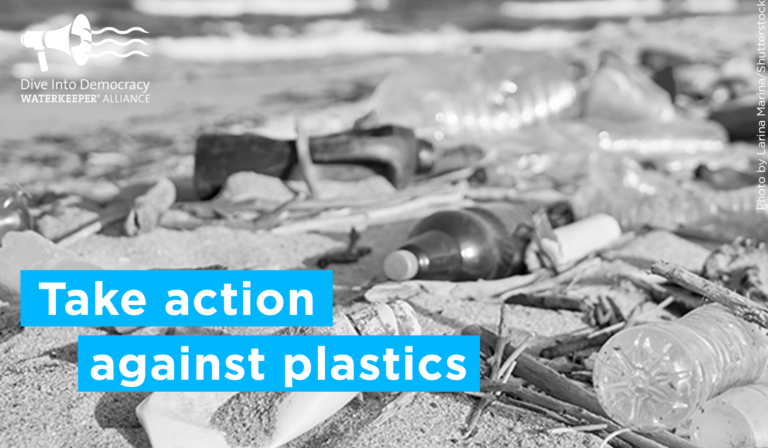 Residuos plásticos en una playa con el texto: Actúa contra los plásticos