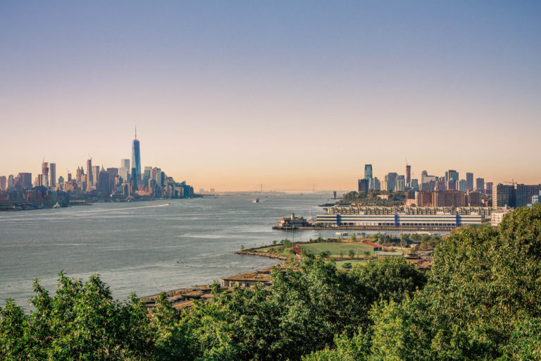 Les horizons de New York et du New Jersey avec la rivière Hudson entre les deux.